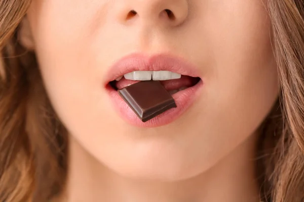 Hermosa Joven Con Sabroso Chocolate Boca Primer Plano — Foto de Stock