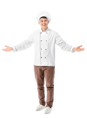 Beyaz arka planda yakışıklı Asyalı şef