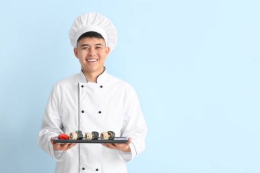 Suşi soslu yakışıklı Asyalı şef.