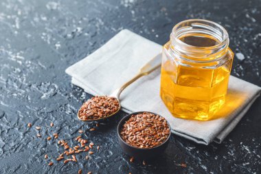 Kavanozda keten yağı ve tohumlar var.