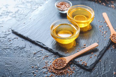 Koyu renk masa üzerinde keten yağlı kompozisyon