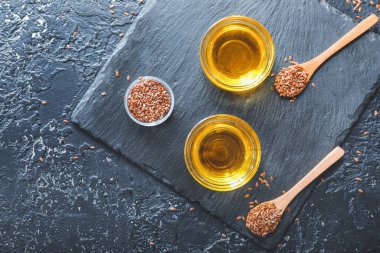 Koyu renk masa üzerinde keten yağlı kompozisyon