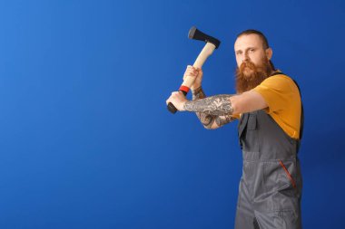 Renkli arka planda yakışıklı bir oduncu