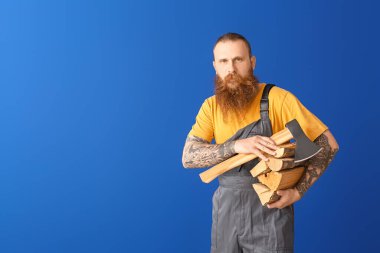 Renkli arka planda yakışıklı bir oduncu