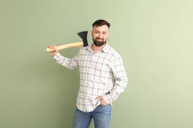 Renkli arka planda yakışıklı bir oduncu