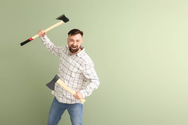 Renkli arka planda yakışıklı bir oduncu
