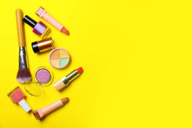 Renkli arka planda dekoratif kozmetik seti