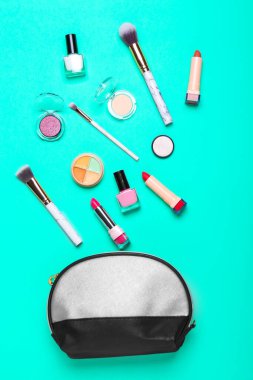 Renkli arka planda dekoratif kozmetik seti