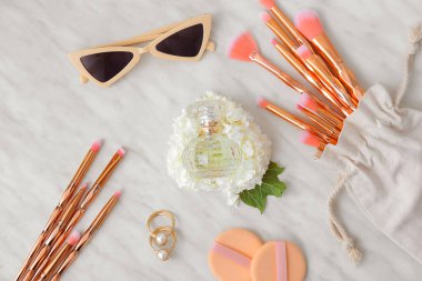 Masada dekoratif kozmetik ürünleri ve aksesuarlar var.