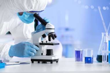 Laboratuvarda numuneyle çalışan bilim adamı.