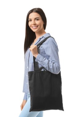 Beyaz arka planda çevre çantalı genç bir kadın.