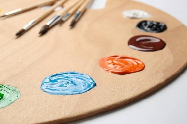 Sanatçının paleti masada, yakın plan.