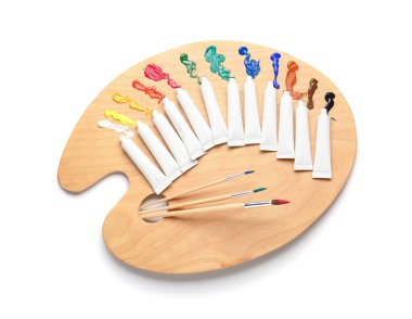 Beyaz arkaplanda boyalar ve sanatçı paleti