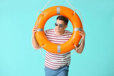 Renkli can simidi olan bir sahil kurtarıcısı.