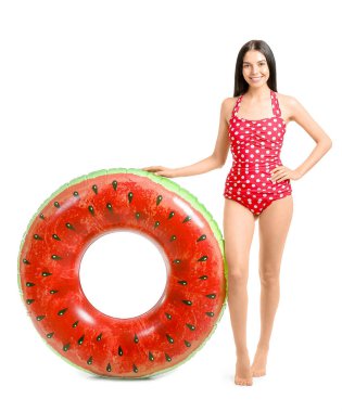 Beyaz arka planda şişirilebilir yüzüğü olan genç bir kadın.