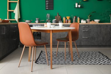 Modern mutfağın iç mimarisi.