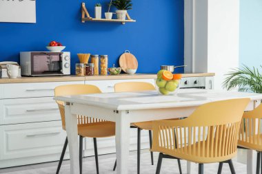 Modern mutfağın iç mimarisi.