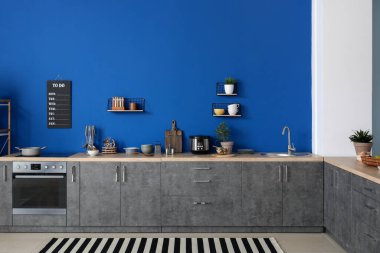 Modern mutfağın iç mimarisi.