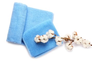 Beyaz arka planda pamuk çiçekleri ve yumuşak havlular