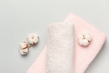 Pamuk çiçekleri ve gri arka planda yumuşak havlular