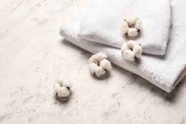 Pamuk çiçekler ve hafif arka planda yumuşak havlular