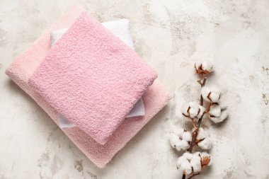 Pamuk çiçekler ve hafif arka planda yumuşak havlular