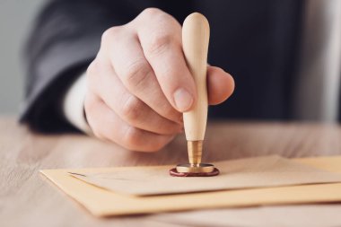 Damgalı noter ofiste çalışıyor, yakın plan.