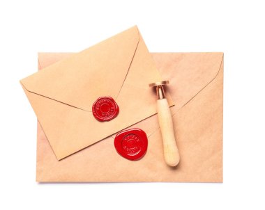 Beyaz arkaplanda noter mührü bulunan zarflar