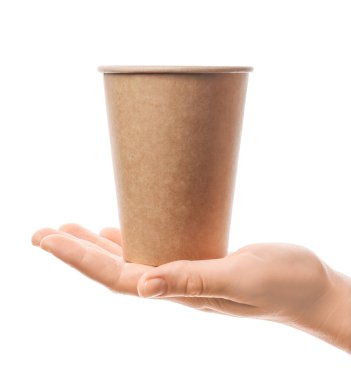 Beyaz arka planda kahve fincanı olan bir kadın el.