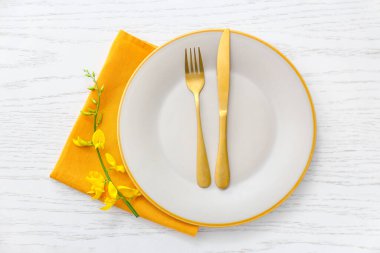 Ahşap arka planda güzel masa ayarları