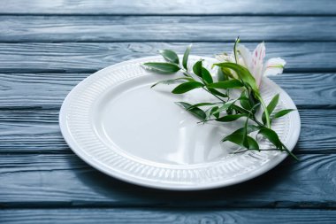 Ahşap arka planda güzel masa ayarları