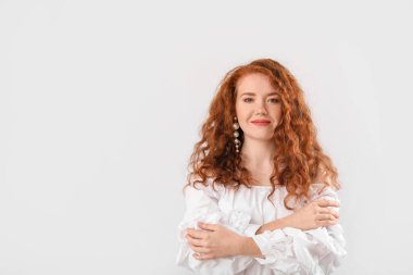 Açık arkaplanda güzel kızıl saçlı kadın portresi