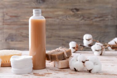 Kozmetik ve pedlerle kaplı pamuk çiçekleri