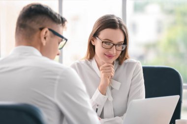 Ofiste çalışan genç iş adamları