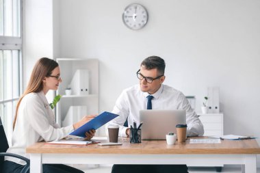 Ofiste çalışan genç iş adamları