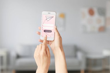 Cep telefonlu kadın turist internet üzerinden bilet alıyor.