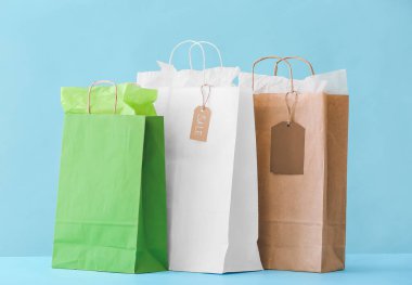 Renk arkaplanında kağıt alışveriş torbaları