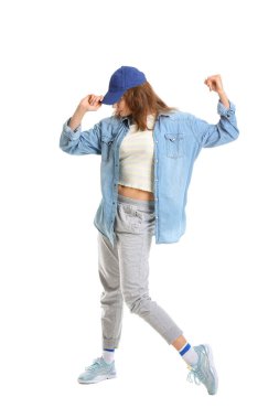 Güzel bayan hip-hop dansçısı beyazlar içinde soyutlanmış