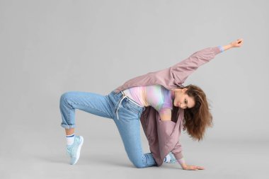 Gri arka planda güzel bir hip-hop dansçısı.