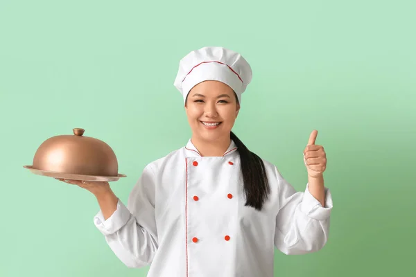 Hermoso Chef Asiático Con Bandeja Que Muestra Gesto Pulgar Hacia — Foto de Stock