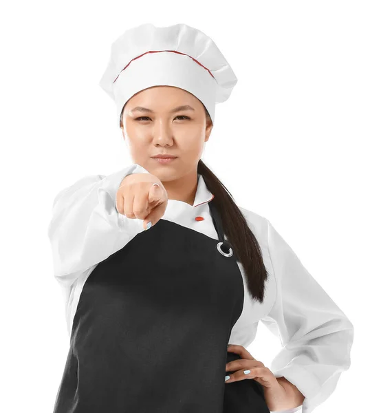 Schöne Asiatische Köchin Zeigt Auf Betrachter Auf Weißem Hintergrund — Stockfoto