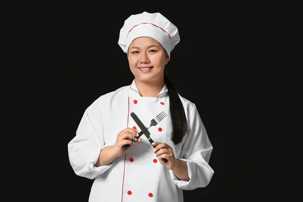 Hermoso Chef Asiático Con Cubiertos Sobre Fondo Oscuro —  Fotos de Stock