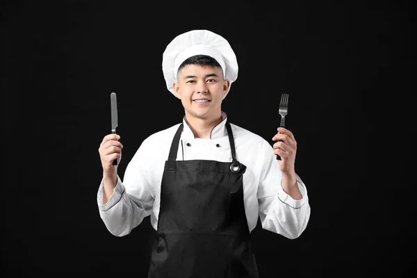 Guapo Chef Asiático Con Cubiertos Sobre Fondo Oscuro — Foto de Stock
