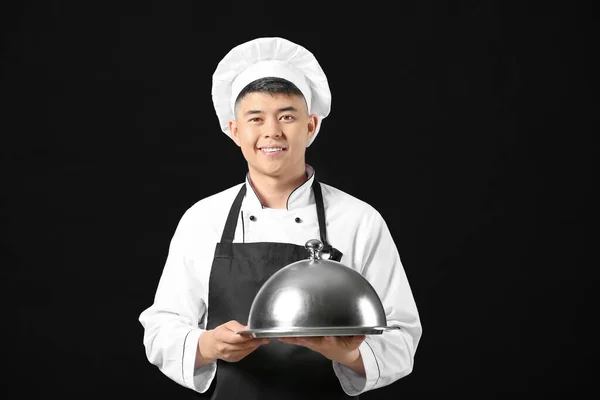 Guapo Chef Asiático Con Bandeja Sobre Fondo Oscuro — Foto de Stock