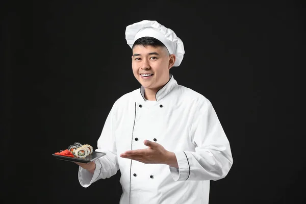 Bello Chef Asiatico Con Sushi Rotoli Sfondo Scuro — Foto Stock