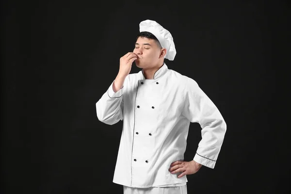 Beau Chef Asiatique Sur Fond Sombre — Photo