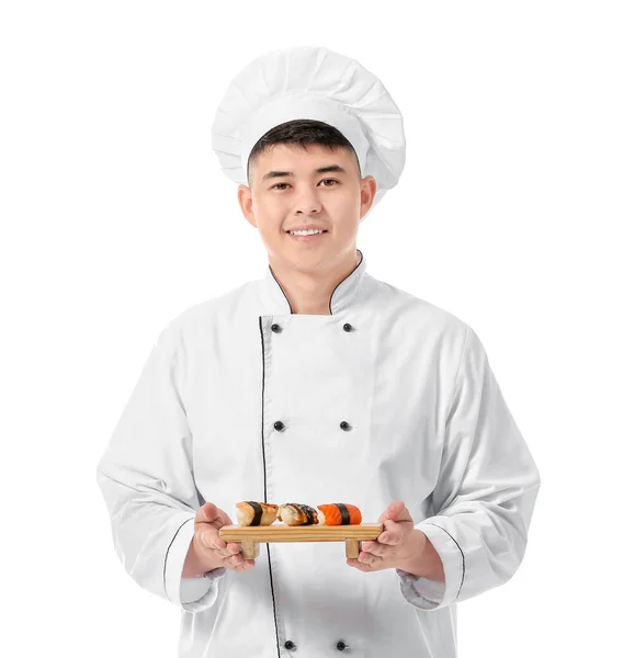 Schöner Asiatischer Koch Mit Sushi Rollen Auf Weißem Hintergrund — Stockfoto