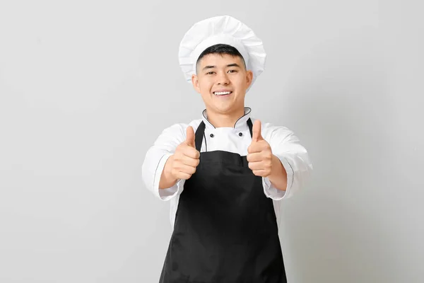 Bello Asiatico Chef Mostrando Pollice Gesto Grigio Fondo — Foto Stock