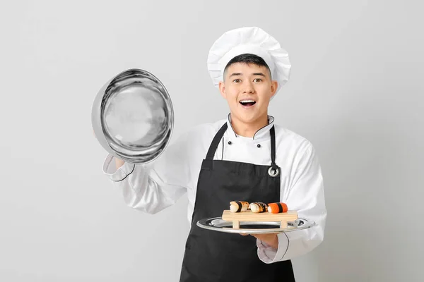 Przystojny Azjatycki Kucharz Sushi Rolki Szarym Tle — Zdjęcie stockowe