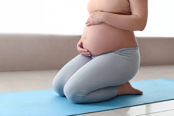 Young Pregnant Woman Practicing Yoga Gym — Stock Photo, Image